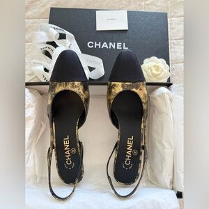 Unworn/New CHANEL Black and Gold Metallic Slingback Heels